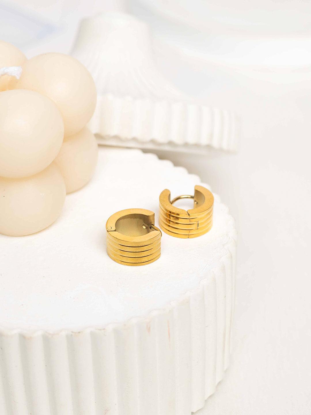 Small Huggies w. Engraved Lines - Perfectly Average