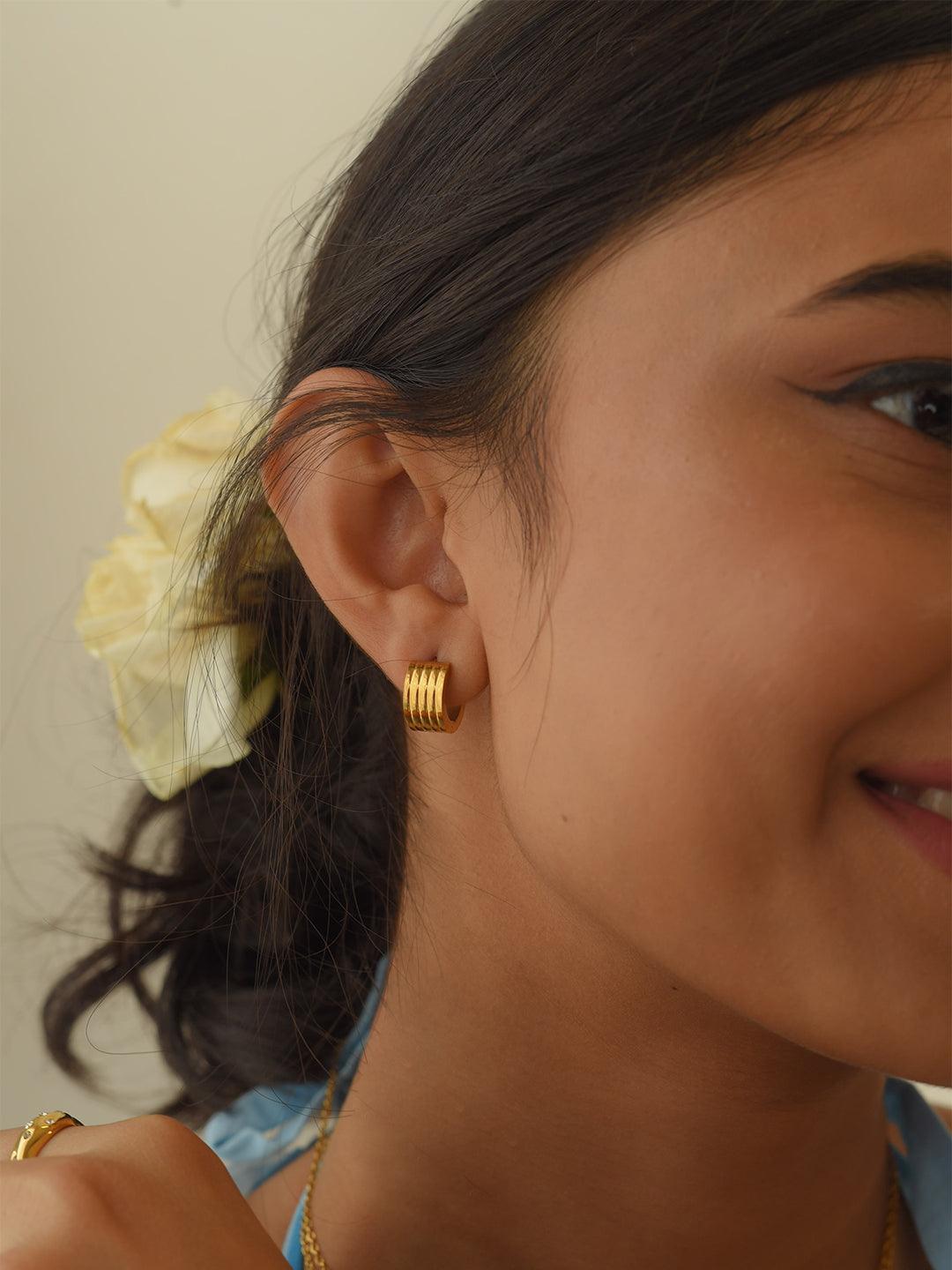 Small Huggies w. Engraved Lines - Perfectly Average