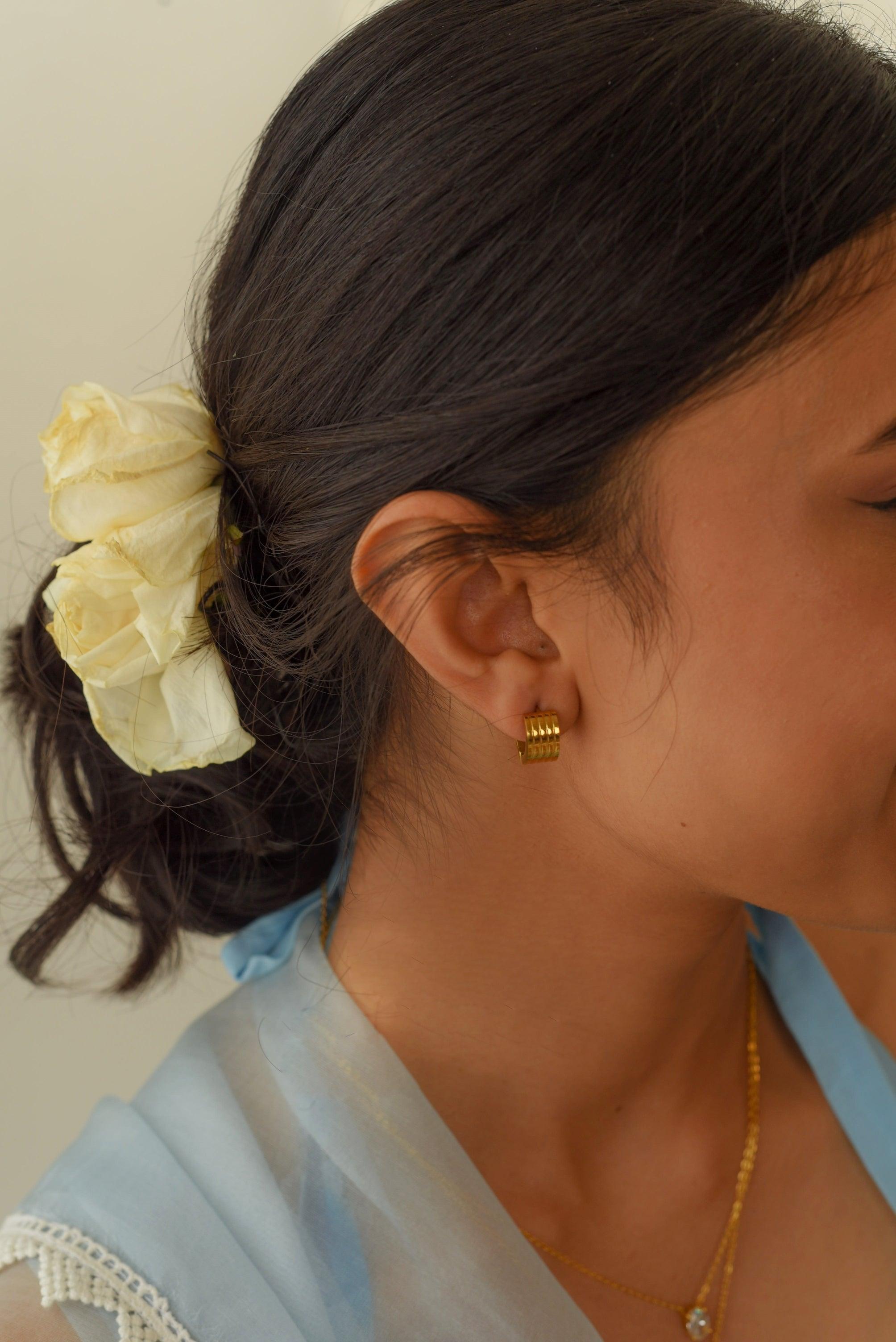 Small Huggies w. Engraved Lines - Perfectly Average